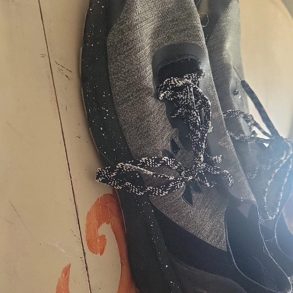 Under Armour Black and Gray Sneakers Mens 10 - Picture 3 of 4